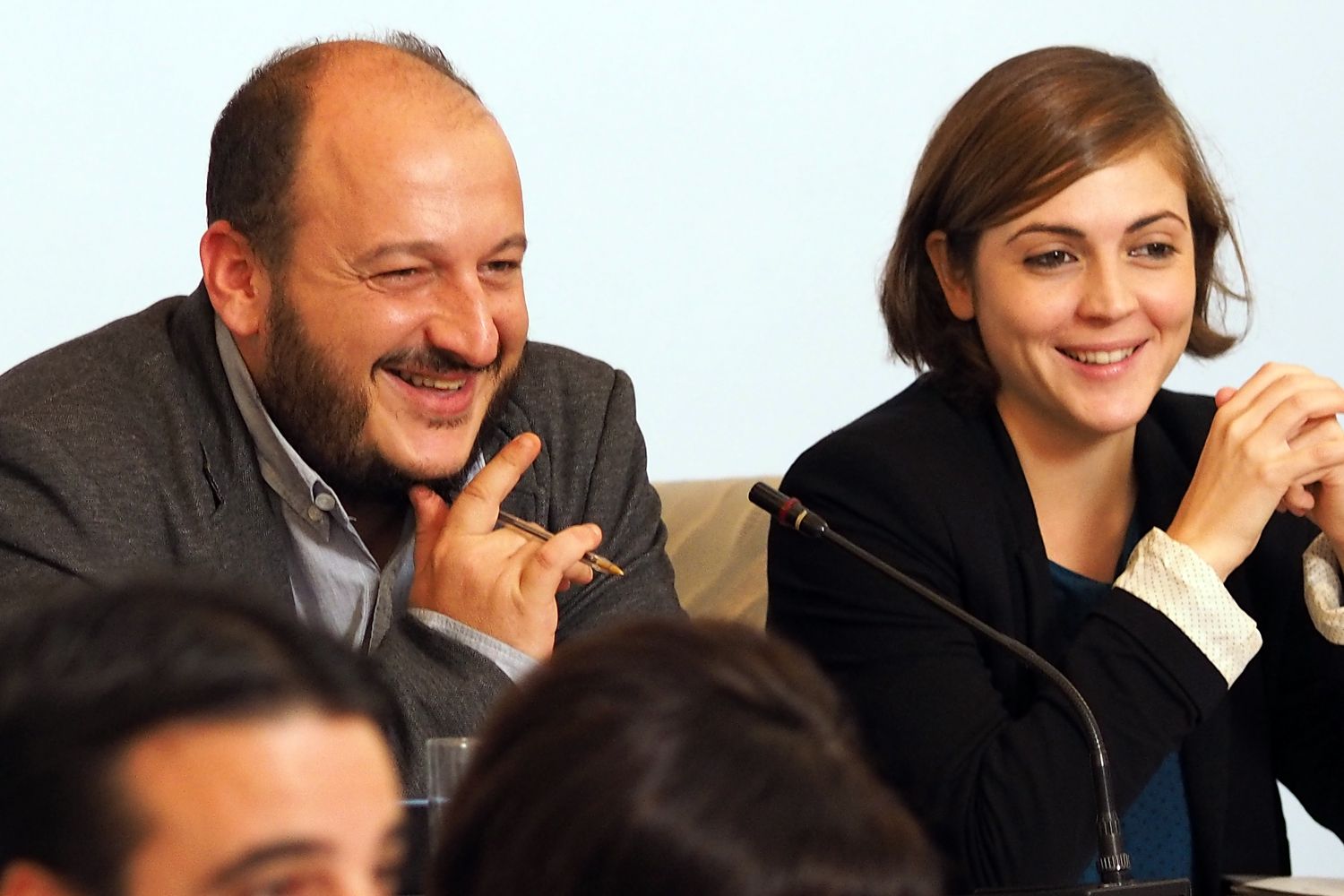 Ana Fernández y el portavoz de IU, Raúl Ruiz-Berdejo, durante un pleno.