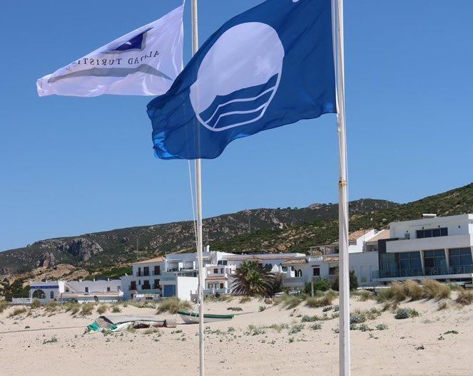 Bandera azul en Zahara de los Atunes. Bandera azul en Zahara de los Atunes.