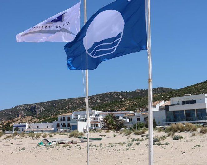 Bandera azul en Zahara de los Atunes.