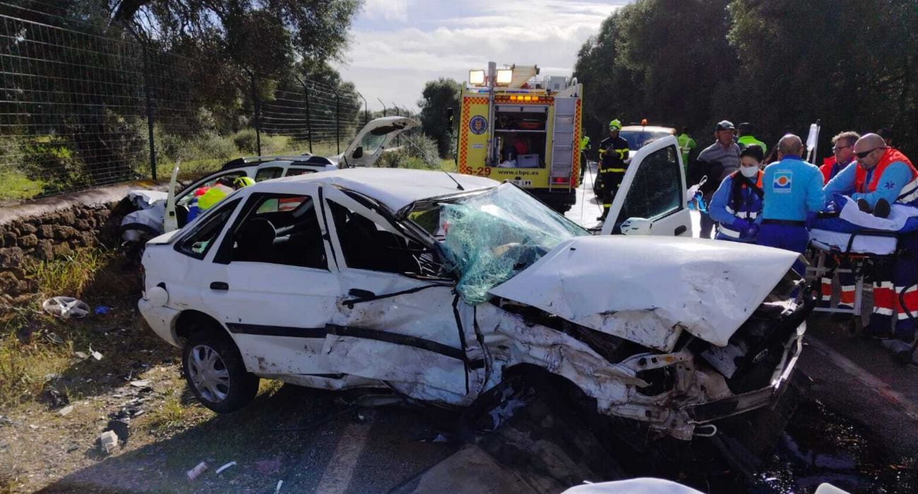 Una imagen del accidente de tráfico tras un choque entre dos coches.