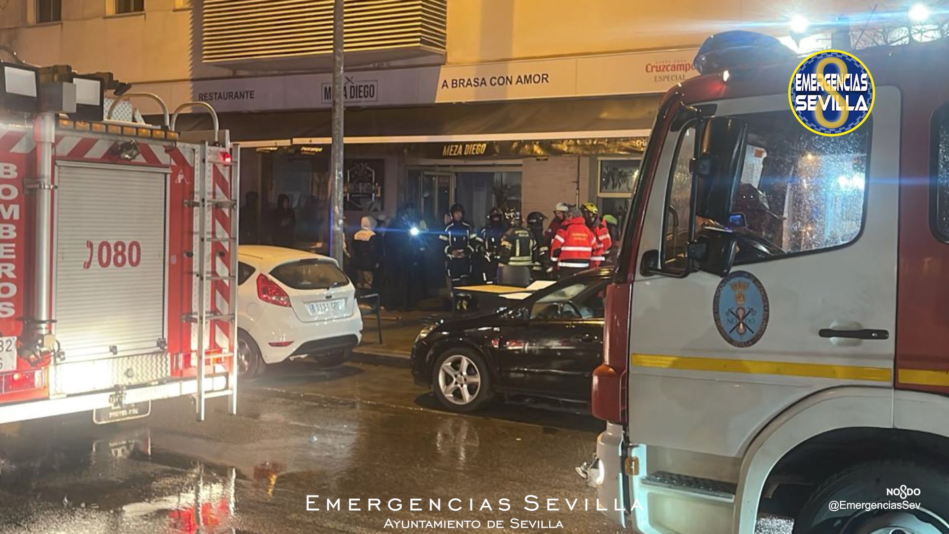 Bomberos, trabajando en las labores de extinción del fuego en un restaurante de Sevilla. 