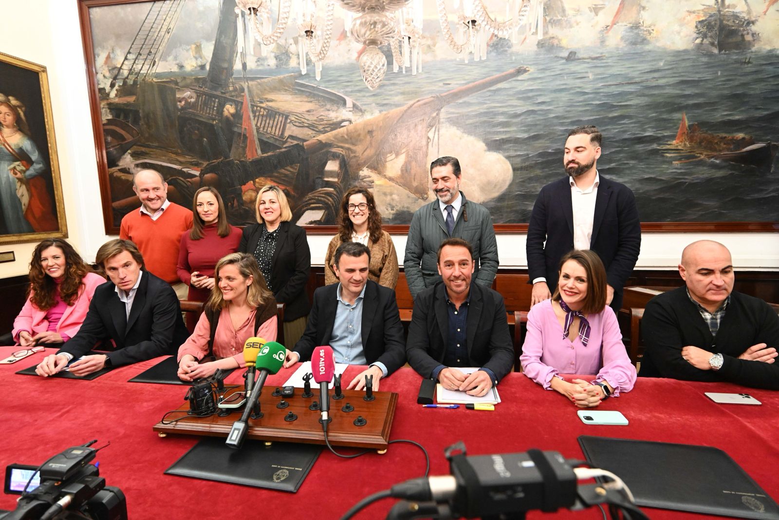 El presupuesto del Ayuntamiento de Cádiz 2024 asciende a 176 millones de euros con una subida de un 6,3%. En la imagen, el alcalde Bruno García y su equipo de gobierno tras la presentación de las cuentas.