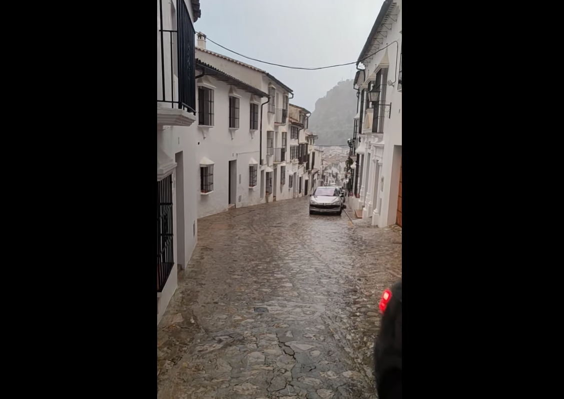 Imagen del vídeo publicado por Radio Grazalema en el que se aprecian las fuertes lluvias.