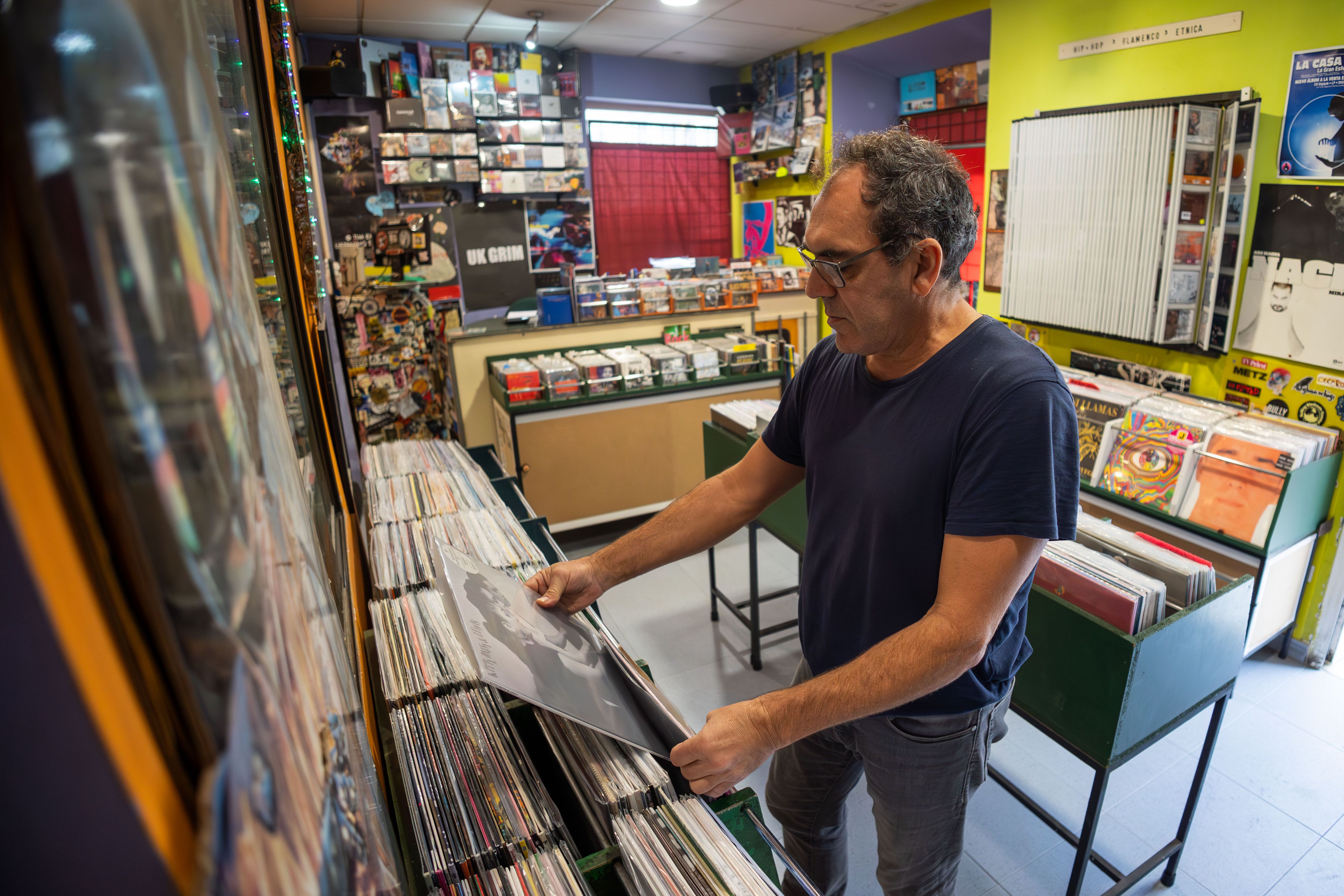 Álvaro Campelo ojea algunos de los muchos vinilos que pueden encontrarse en Mala Música