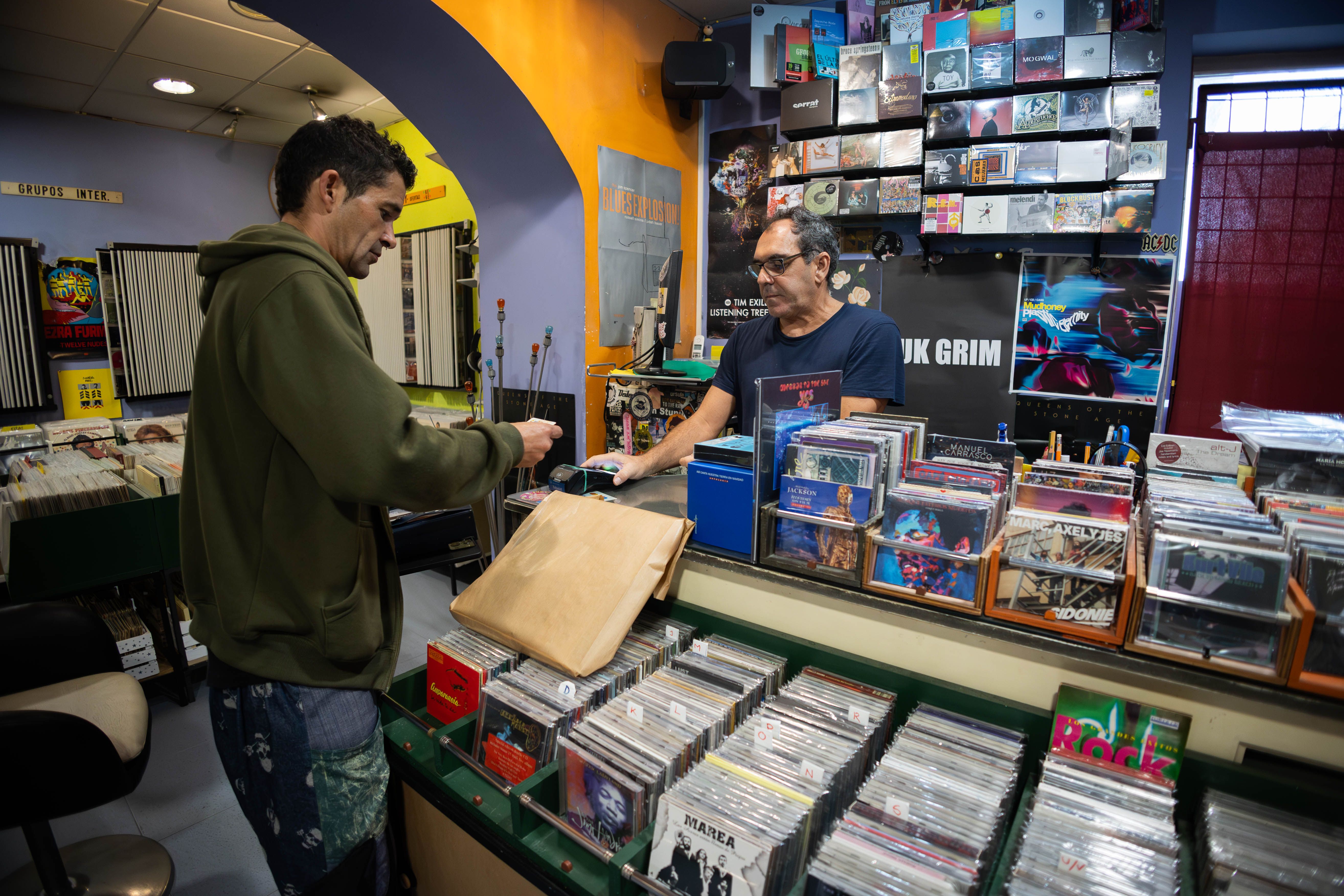 Álvaro Campelo atiende a uno de sus clientes. 