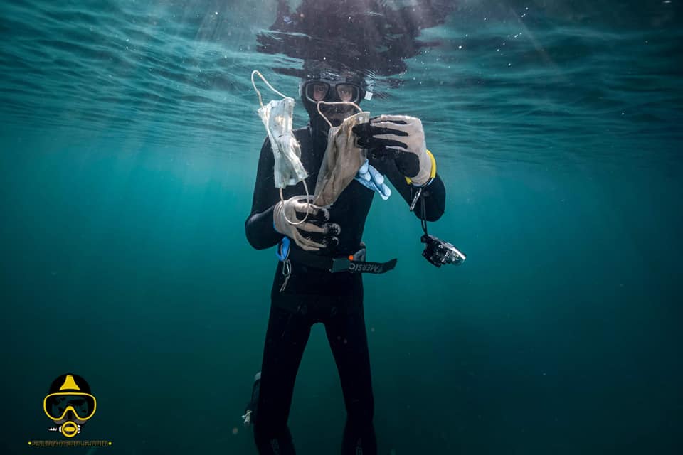 Un miembro de la ONG francesa en la jornada de limpieza.