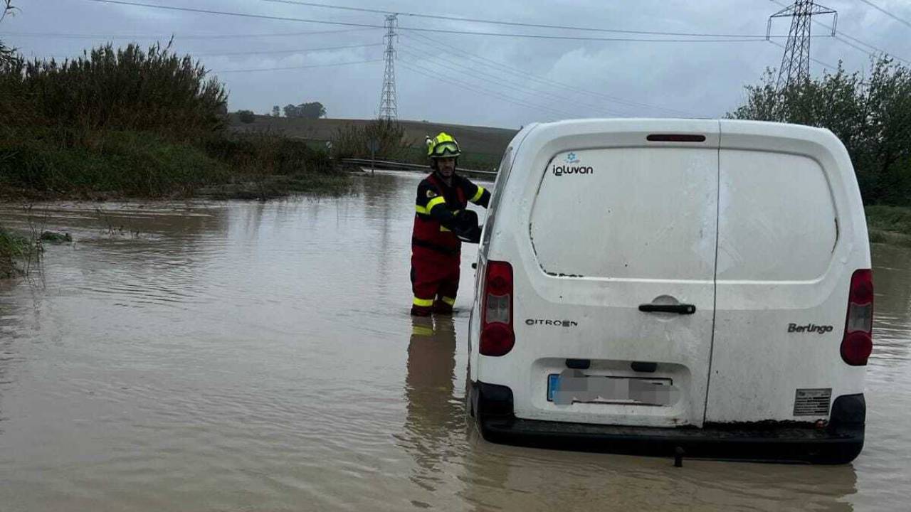 Imagen del vehículo atrapado por la riada.
