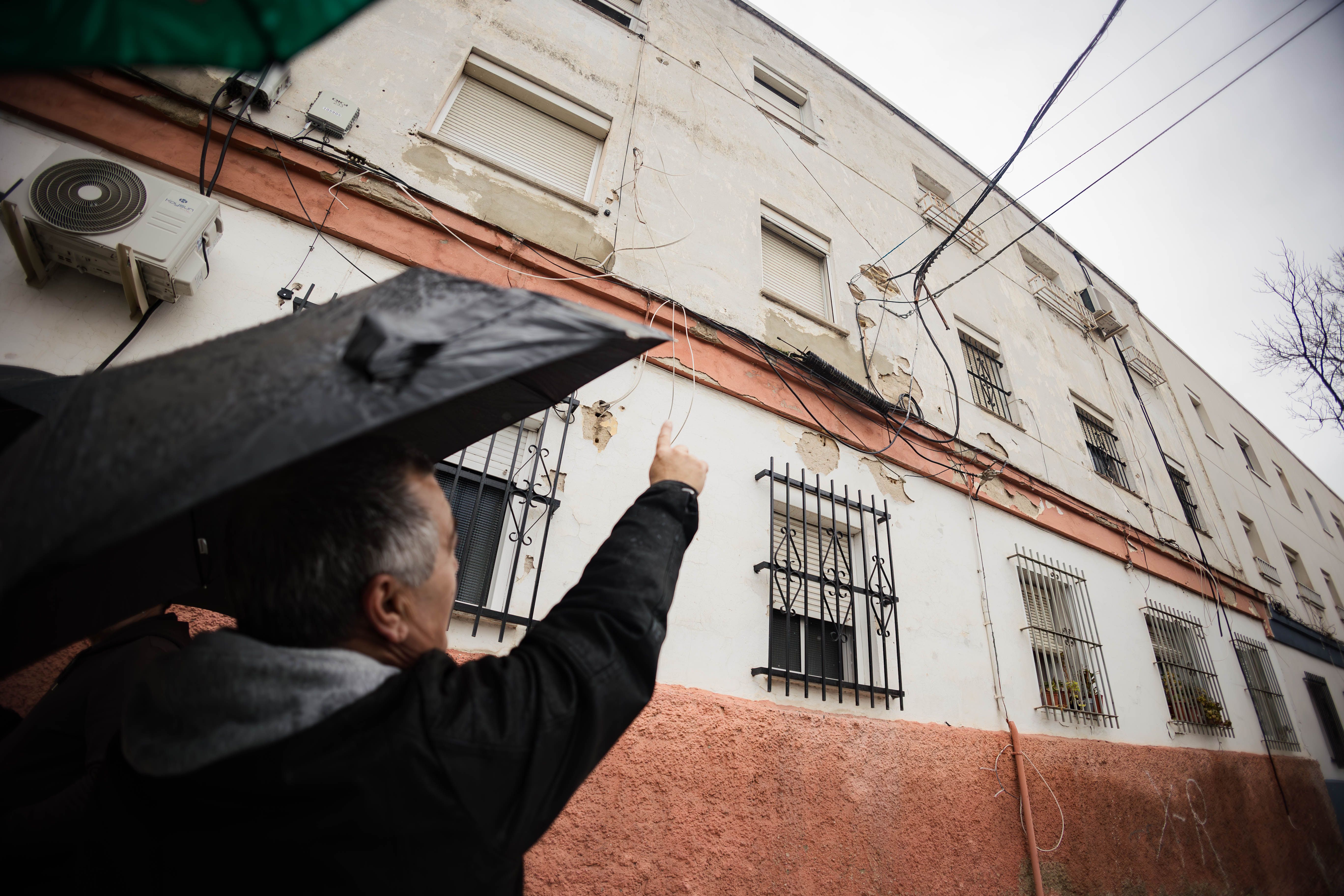 Así han quedado los techos y cables de la barriada de La Asunción 