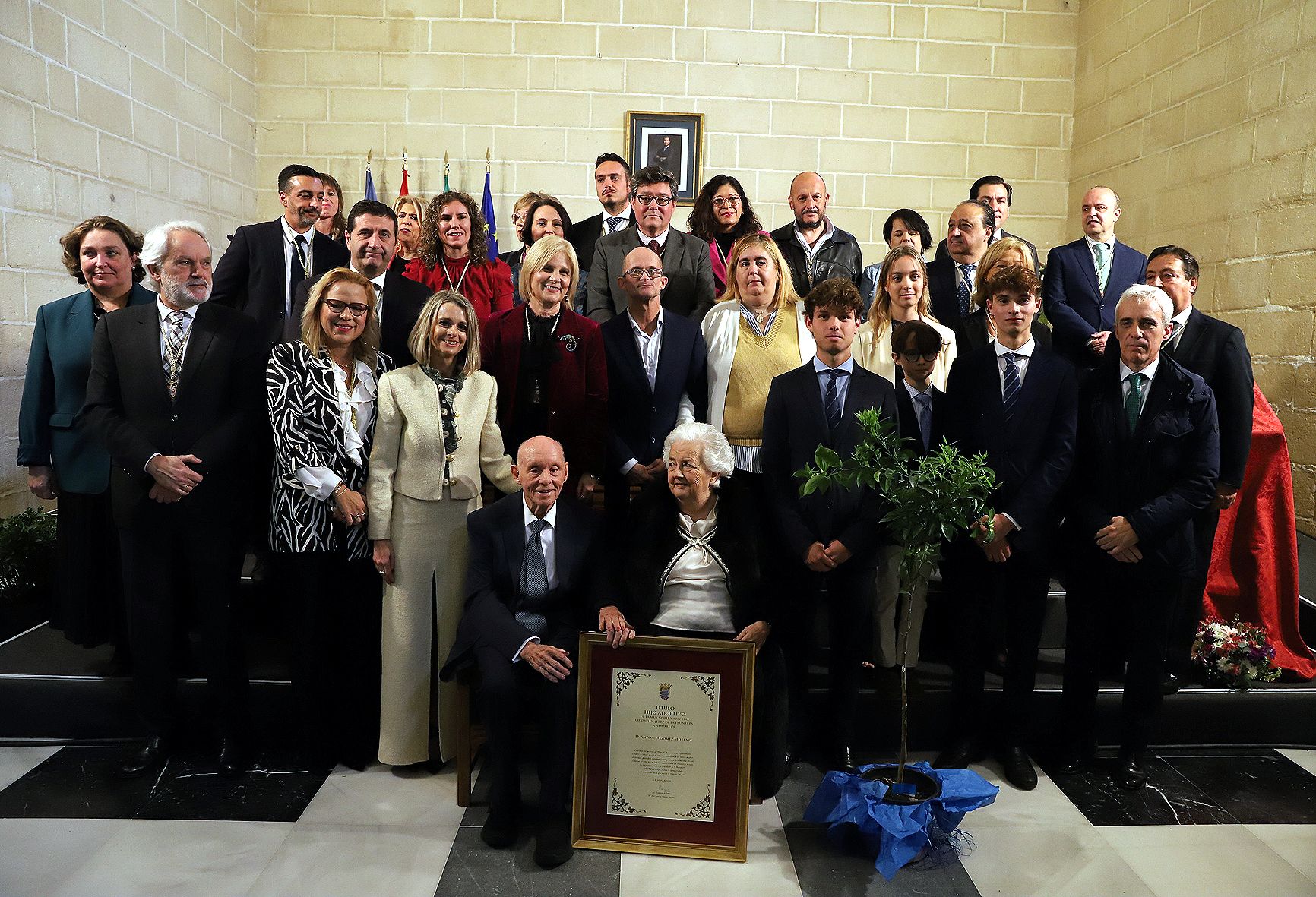 Antonio Gómez rodeado de familiares y amigos tras el pleno extraordinario donde se le ha nombrado Hijo Adoptivo