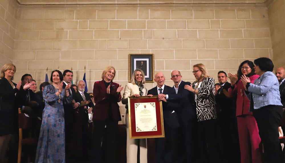 Antonio Gómez recogiendo el título de Hijo Adoptivo de Jerez.
