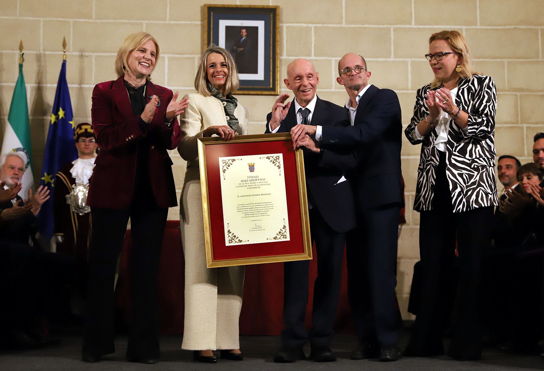 Antonio Gómez sostiene su título visiblemente emocionado.