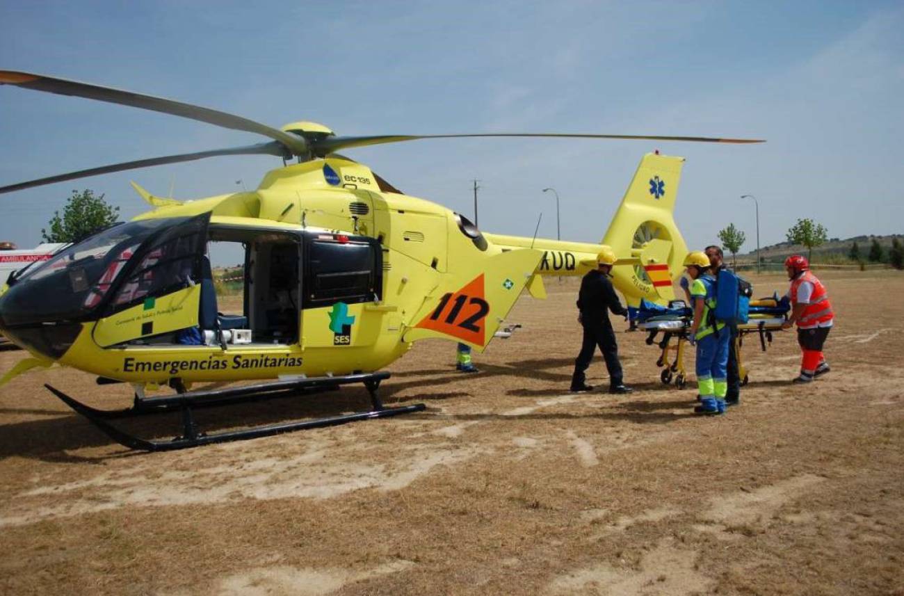 Helicóptero sanitario del 112 se ha desplazado hasta Puerto Real para trasladar el herido.