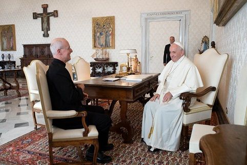 James Martin y el Papa Francisco, en un encuentro.