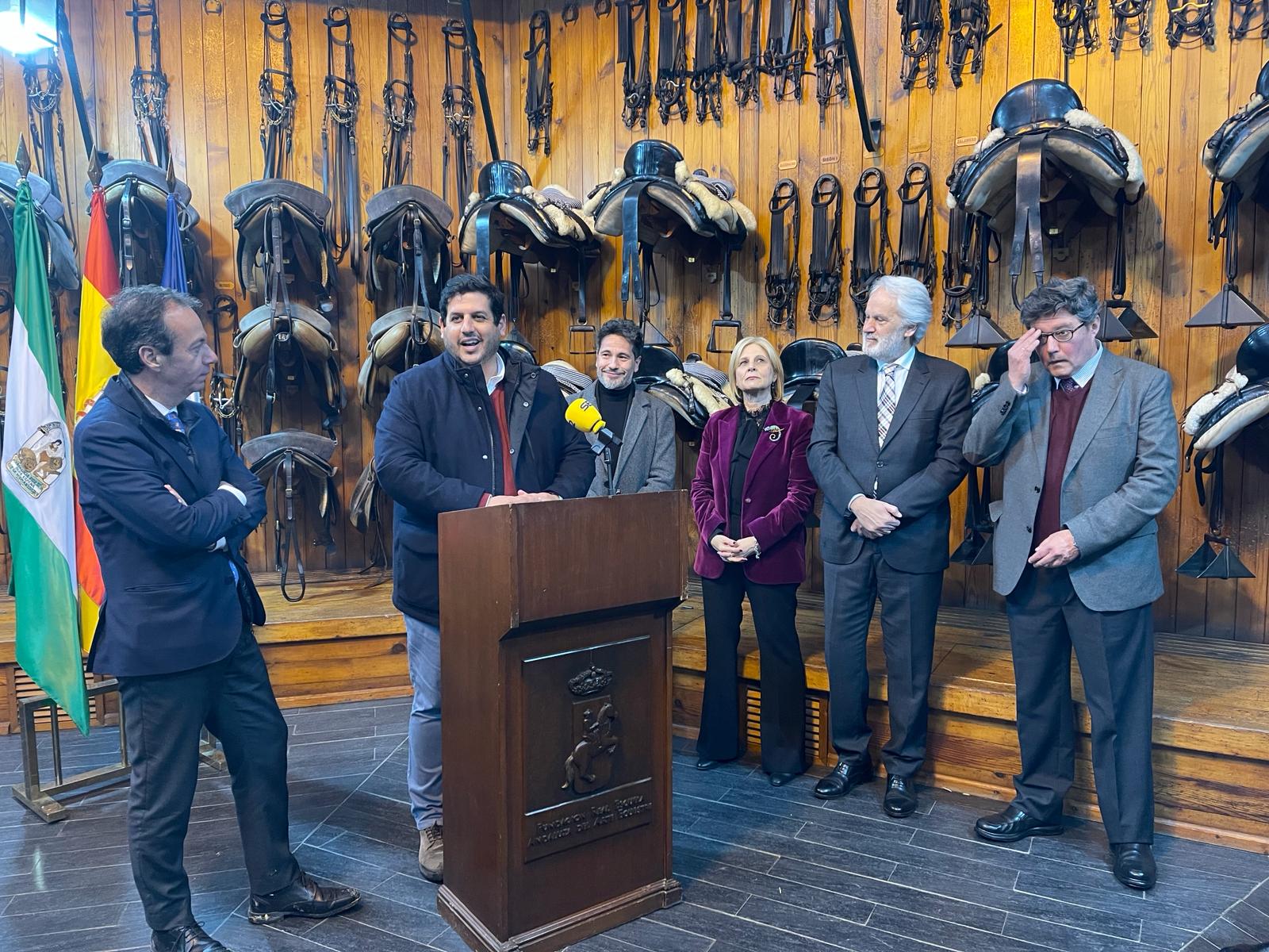 Imagen del acto en que el cantante David DeMaría ha sido nombrado embajador de la Real Escuela Andaluza de Arte Ecuestre.