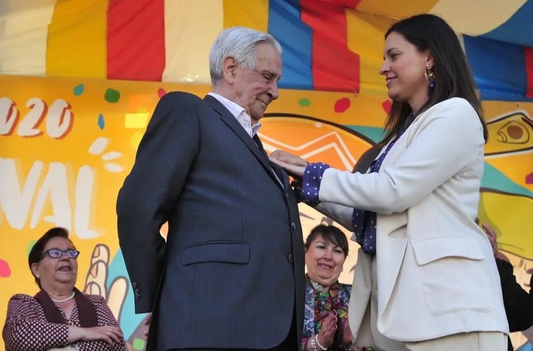 Luis de Celis recibiendo un reconocimiento, en una imagen compartida en redes sociales por el PSOE de San Fernando.