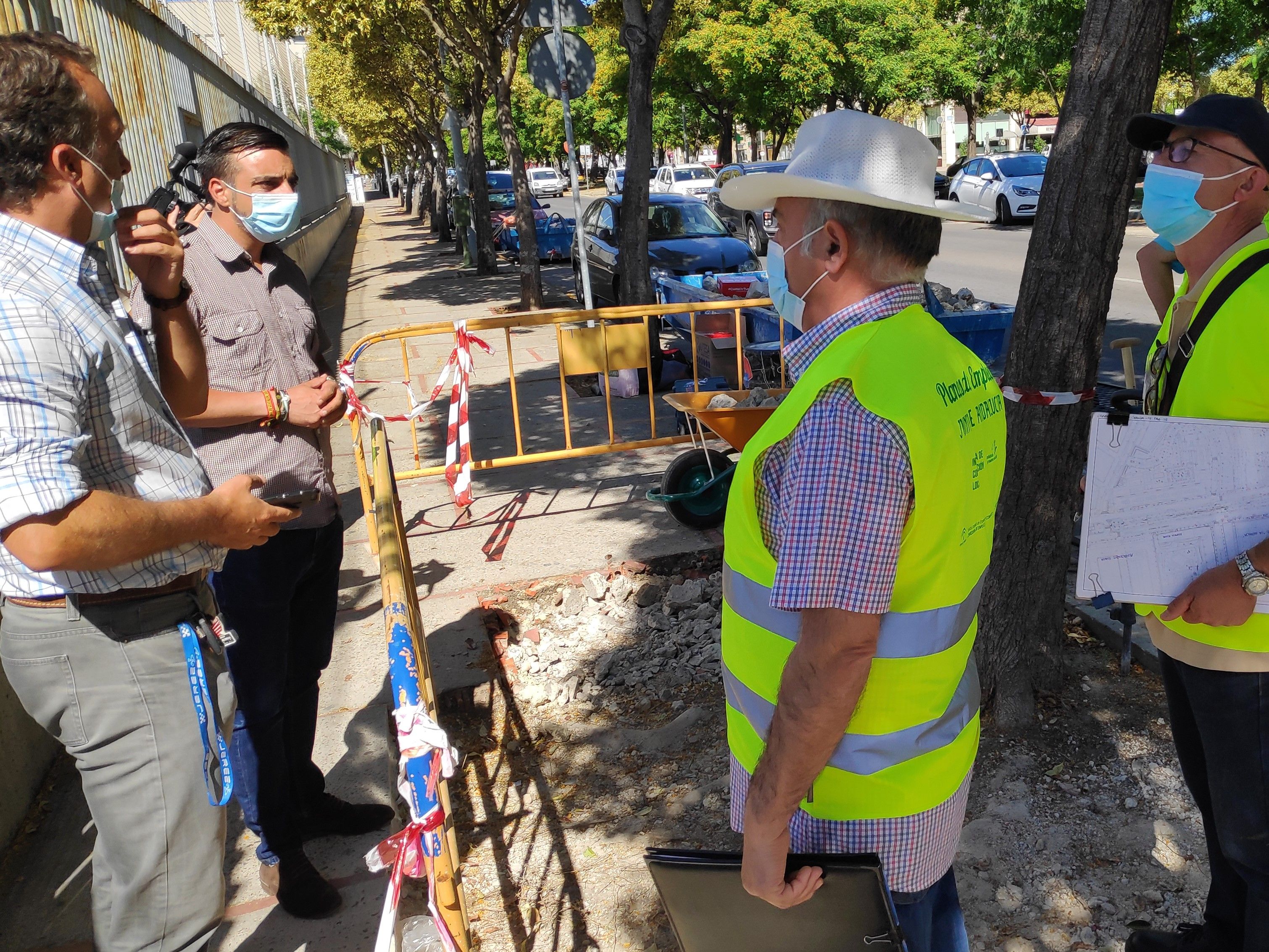 Visita de Díaz a las obras de mejora de acerados.