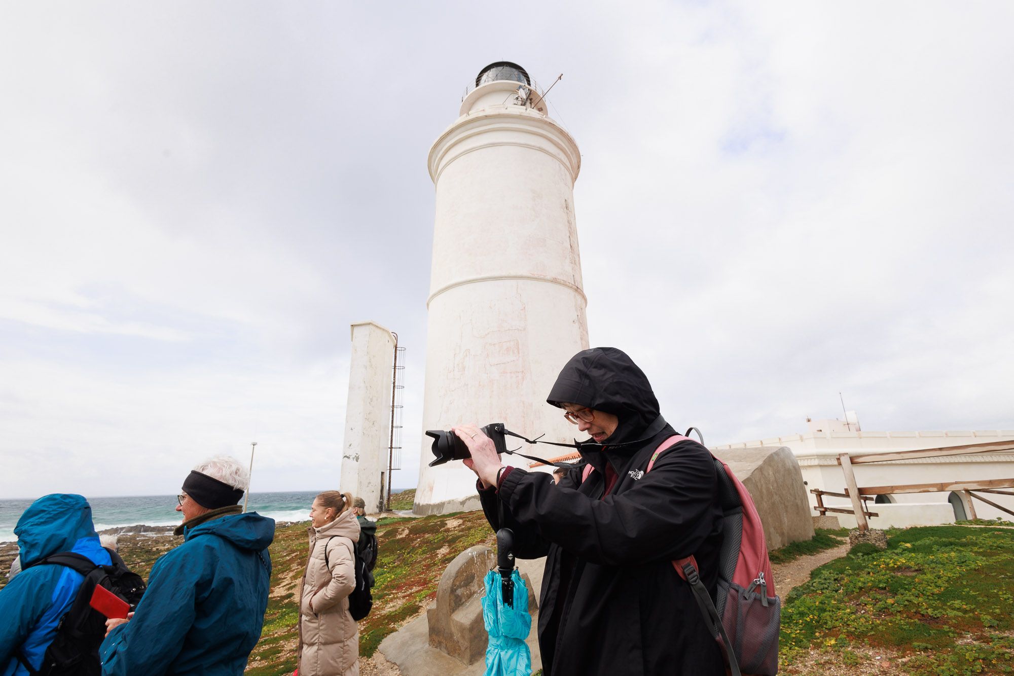 Los visitantes toman fotografías del mayor atractivo de la visita, el último extremo meridional de la Europa continental.