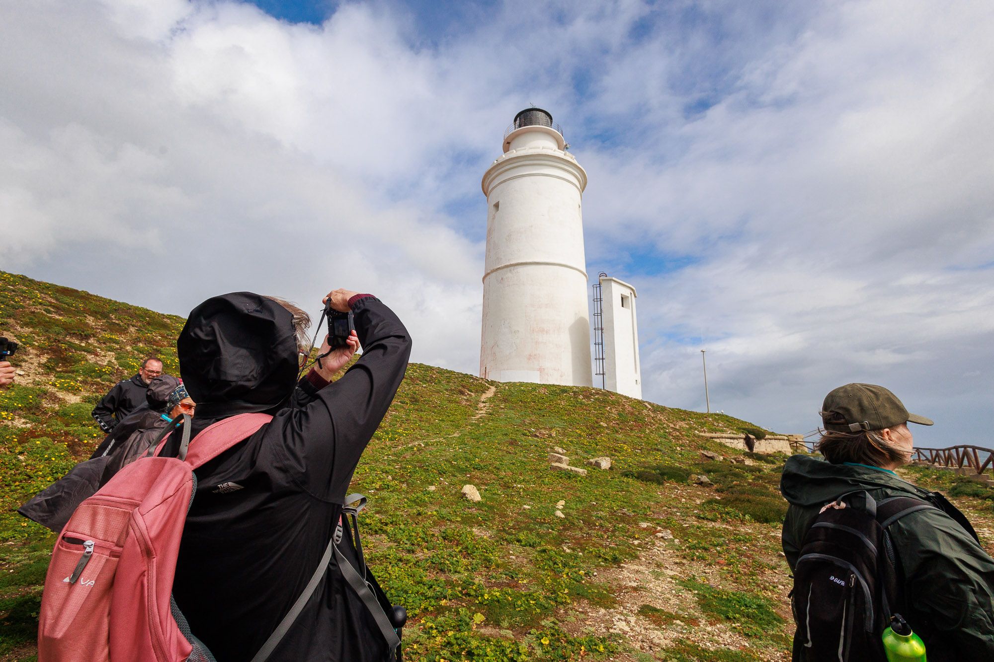 Los visitantes toman fotografías del mayor atractivo de la visita, el último extremo meridional de la Europa continental.