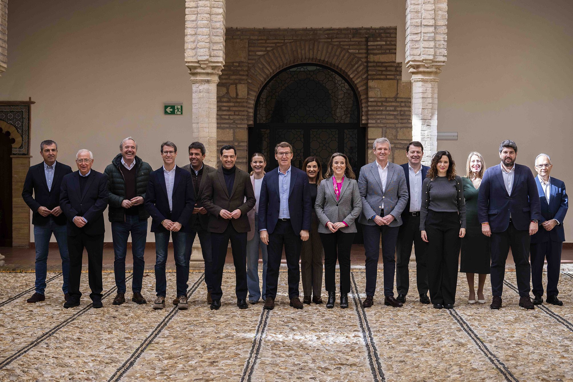 Alberto Núñez Feijóo rodeado de los presidentes autonómicos del PP, en una imagen compartida en sus redes sociales.