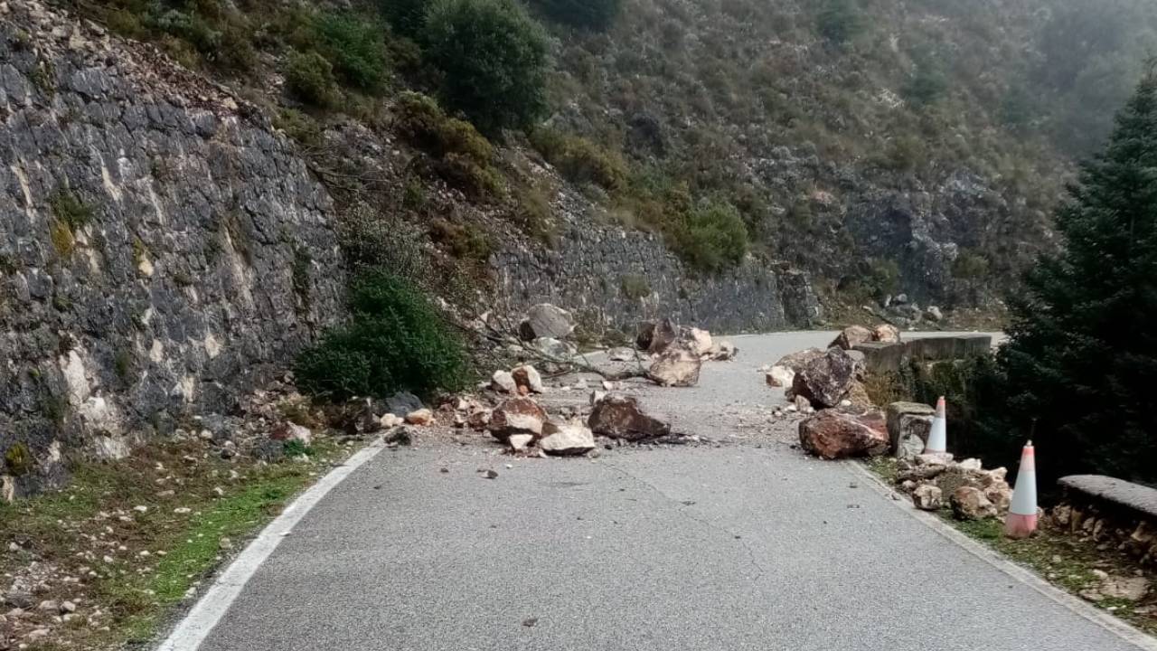 El tramo de carretera cortada en el puerto de las Palomas.