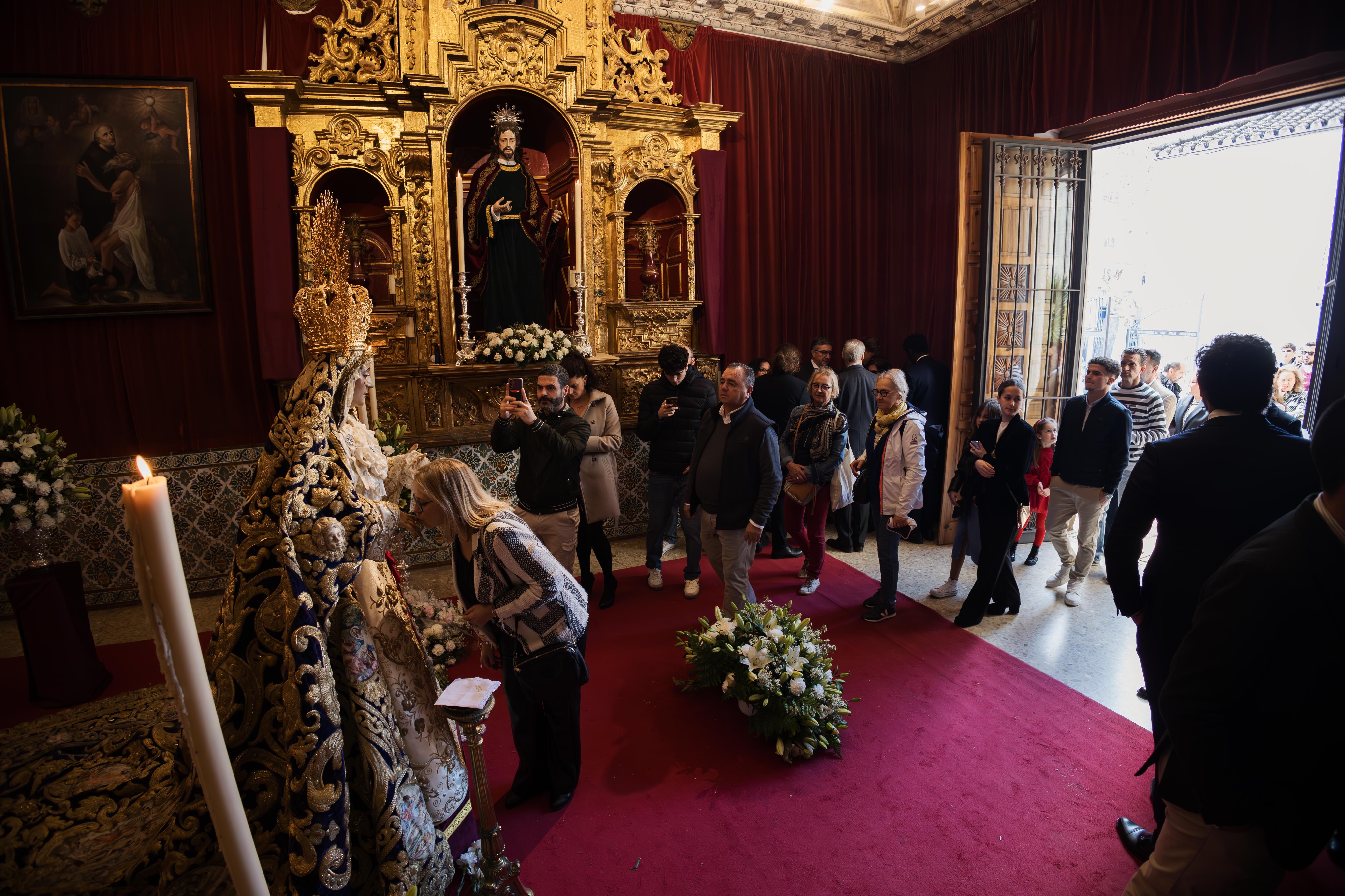 Un día de sol para disfrutar de un gran domingo cofrade en Jerez. Cola en el besamanos a La Amargura en su capilla de los Descalzos.