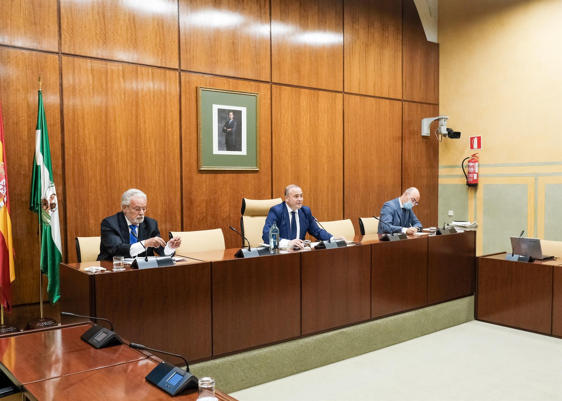 Jesús Maeztu (i), este lunes en la comisión. FOTO: PARLAMENTO