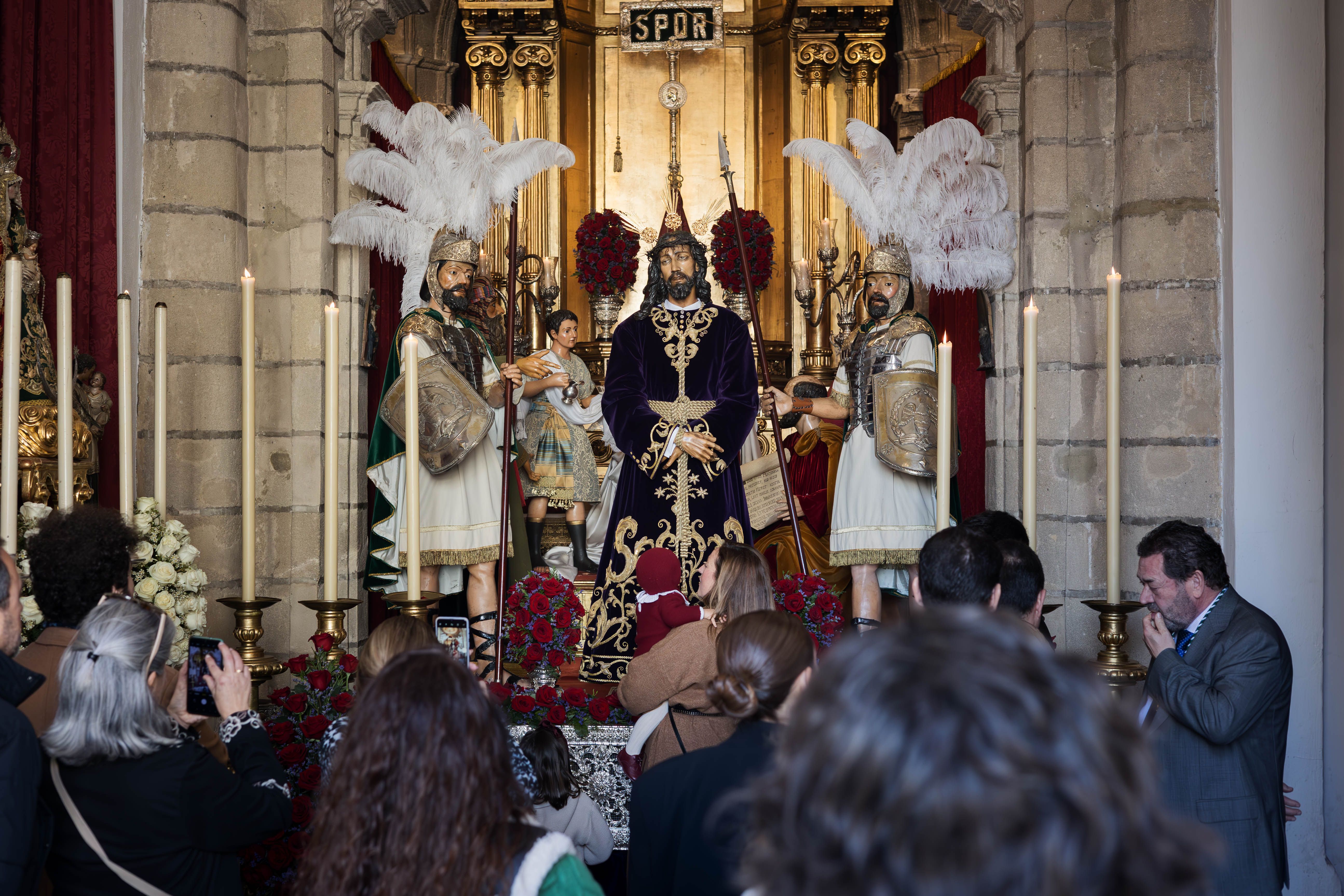 Besapiés de Nuestro Padre Jesús de La Sentencia y Humildad.