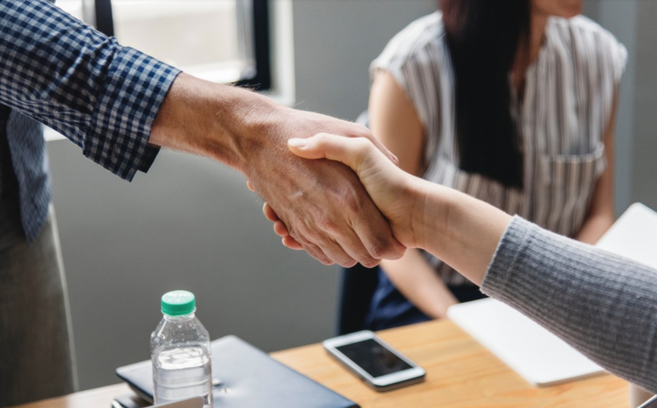 Un apretón de manos, durante una entrevista de trabajo.