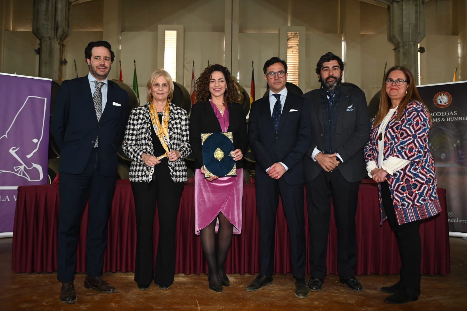 La pregonera en el centro con las pastas recibidas.