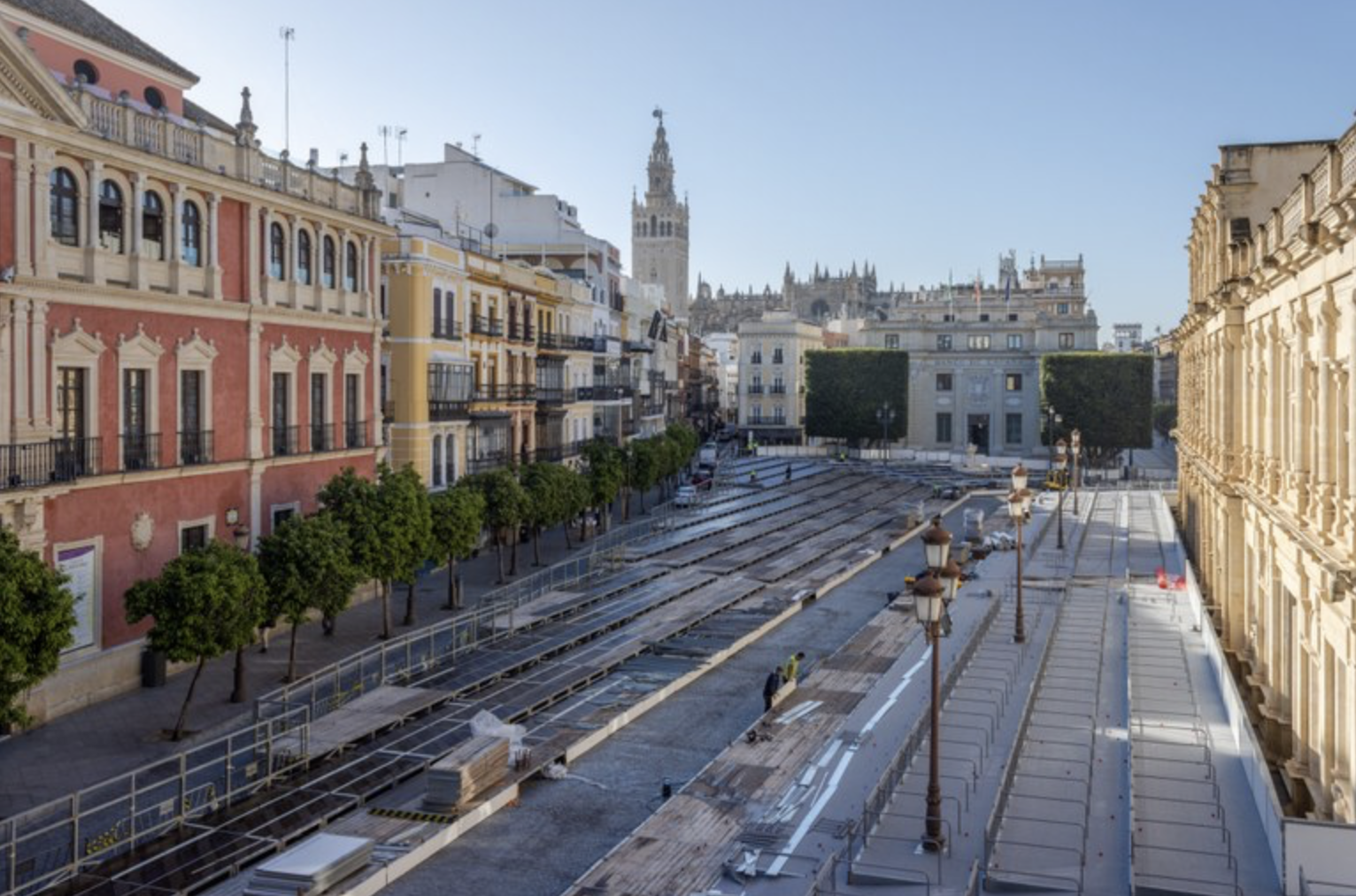 Se inician los trabajos en el pavimento de la Carrera Oficial y en diferentes calles en Sevilla. La plaza de San Francisco durante el montaje de los palcos.