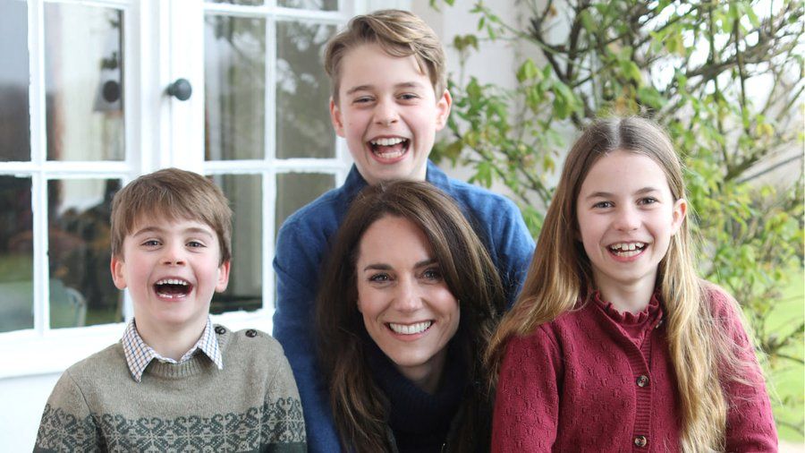 Kate Middleton, con sus tres hijos, en la foto de la polémica.