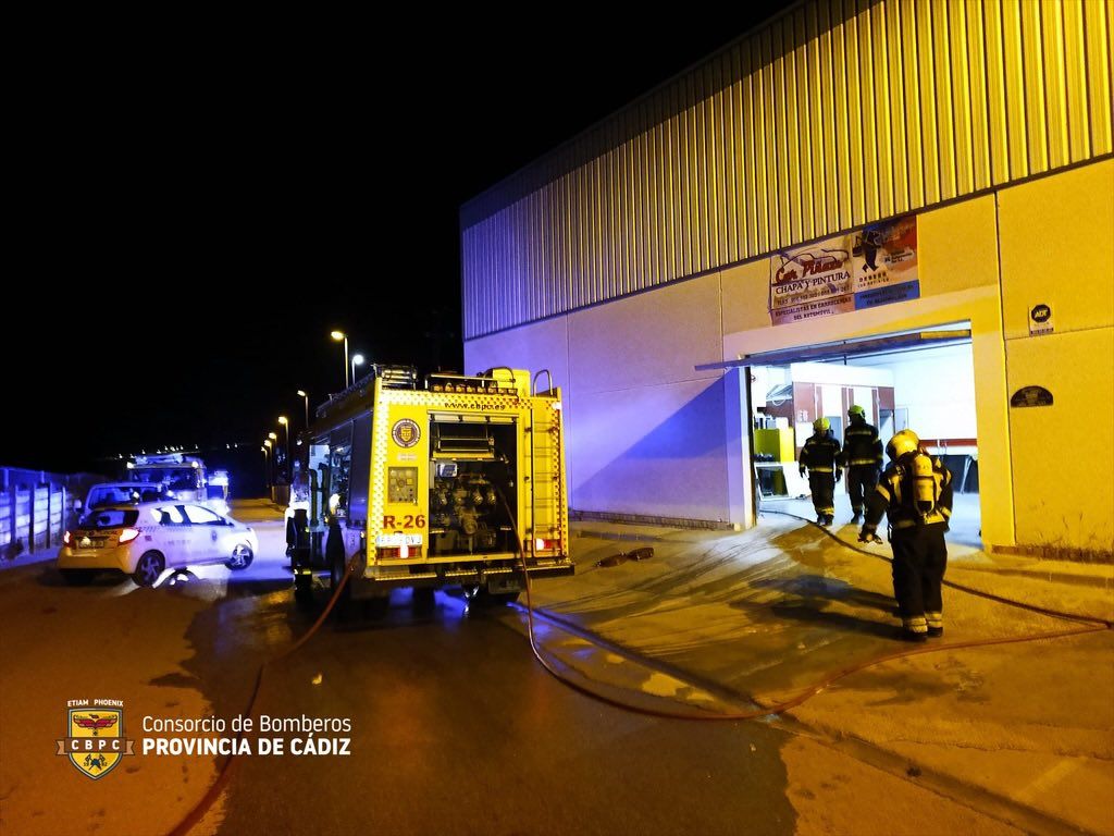 Labores de extinción de los bomberos en el incendio en una nave en Villamartín.