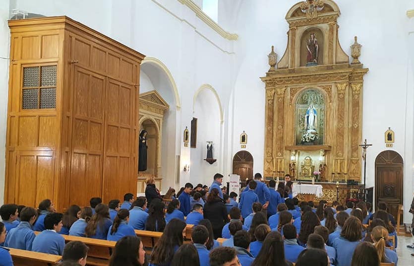 Una misa celebrada en el colegio Divino Salvador de Vejer.