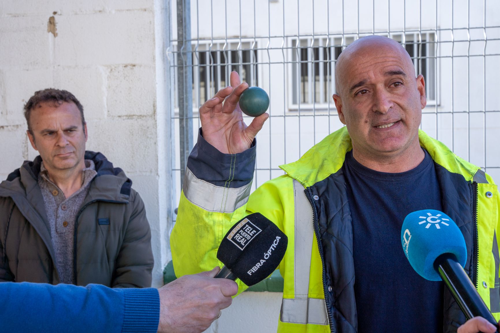 Jesús Galván muestra una de las bolas de goma lanzadas por la Policía el 22 de noviembre de 2021 en el Río San Pedro.