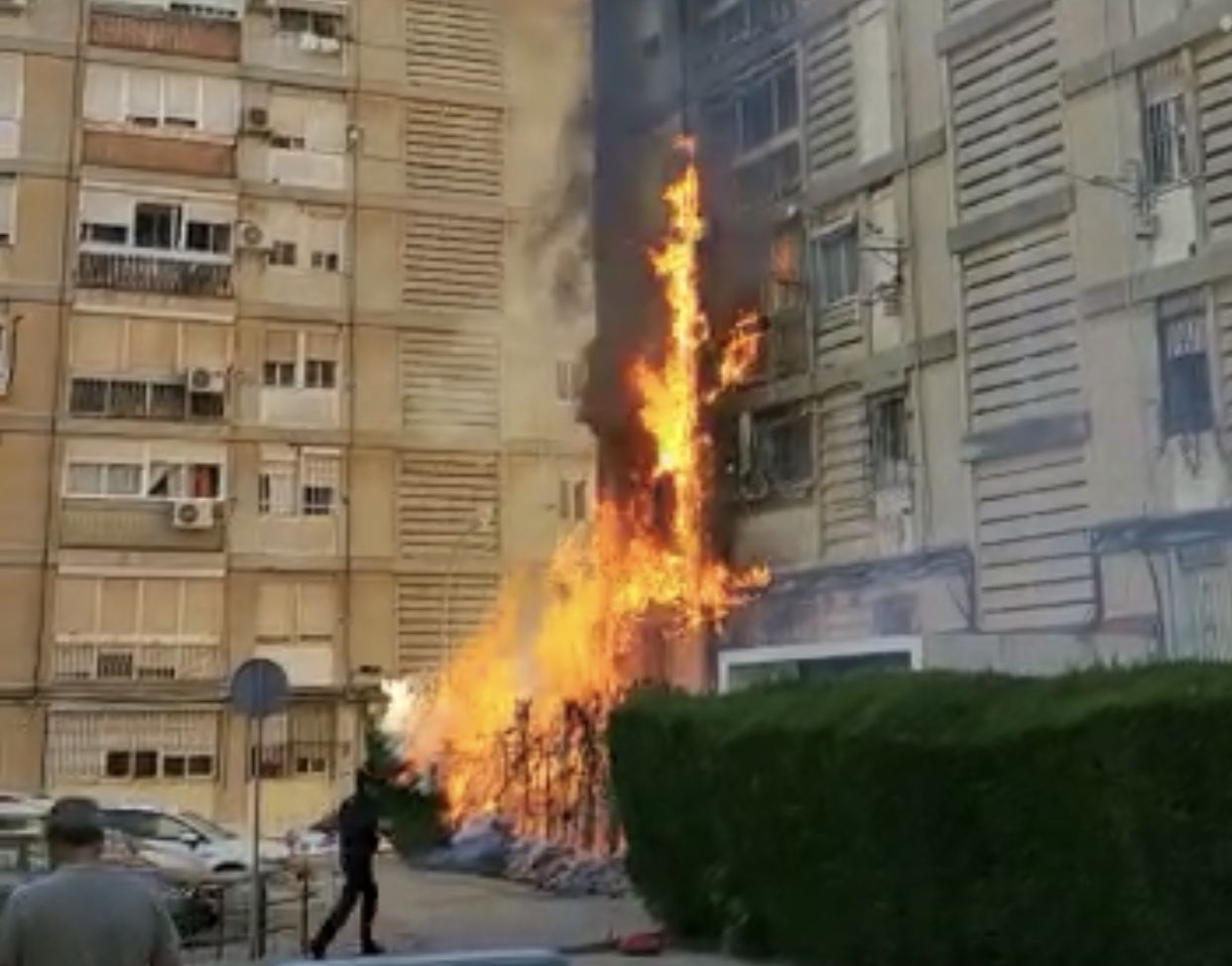 Las llamas devoran varios pisos de un bloque de Las Torres, en la tarde de este lunes. FOTO: lavozdelsur.es