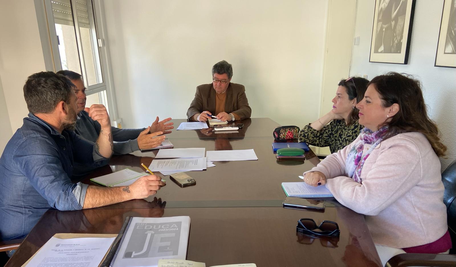 La reunión en el Ayuntamiento de Jerez con los colectivos educativos.