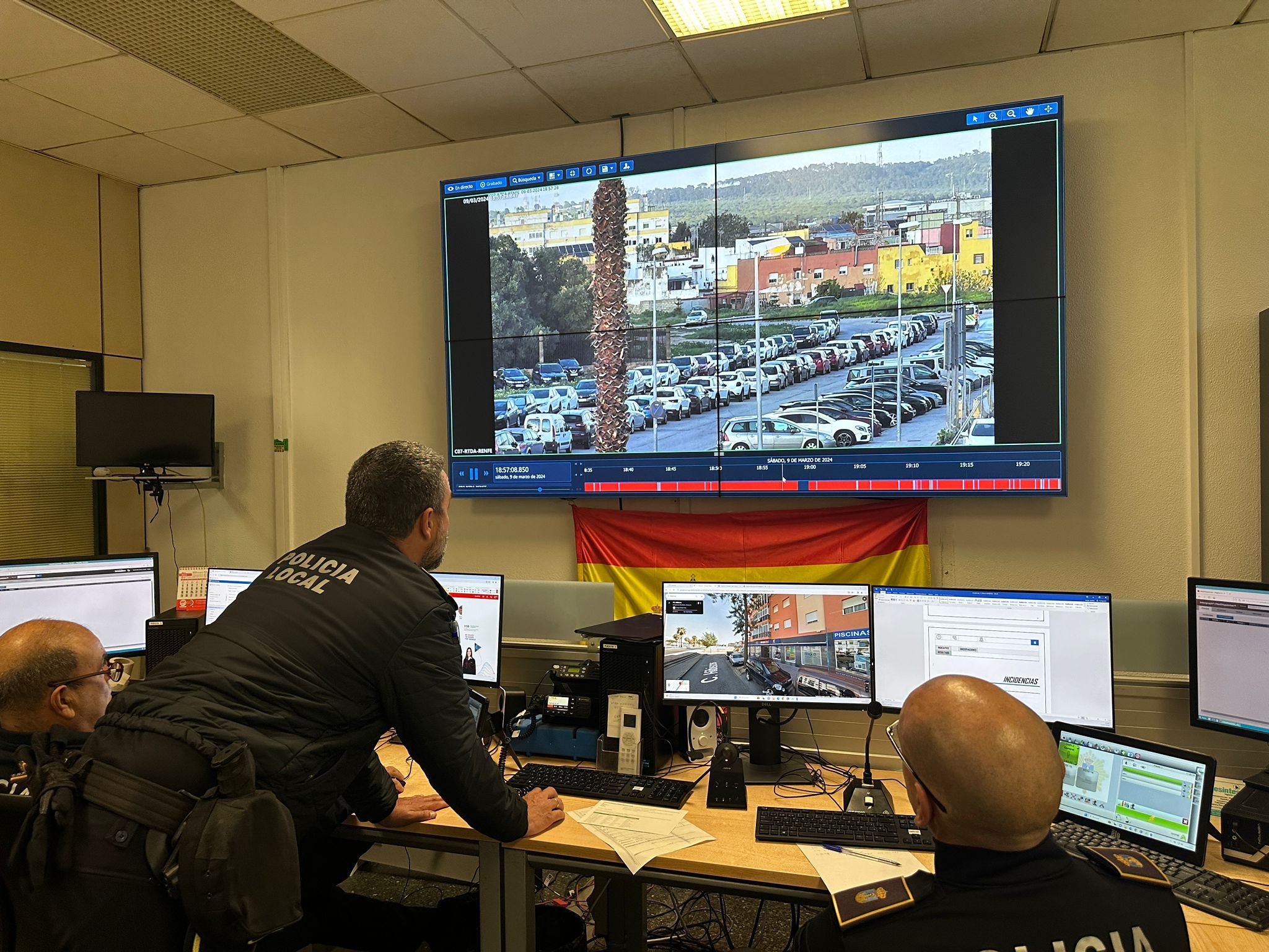 Sala de Policía Local de El Puerto, donde varios menores pegan una paliza a un hombre en plena calle. Sala de Policía Local de El Puerto, donde varios menores pegan una paliza a un hombre en plena calle.