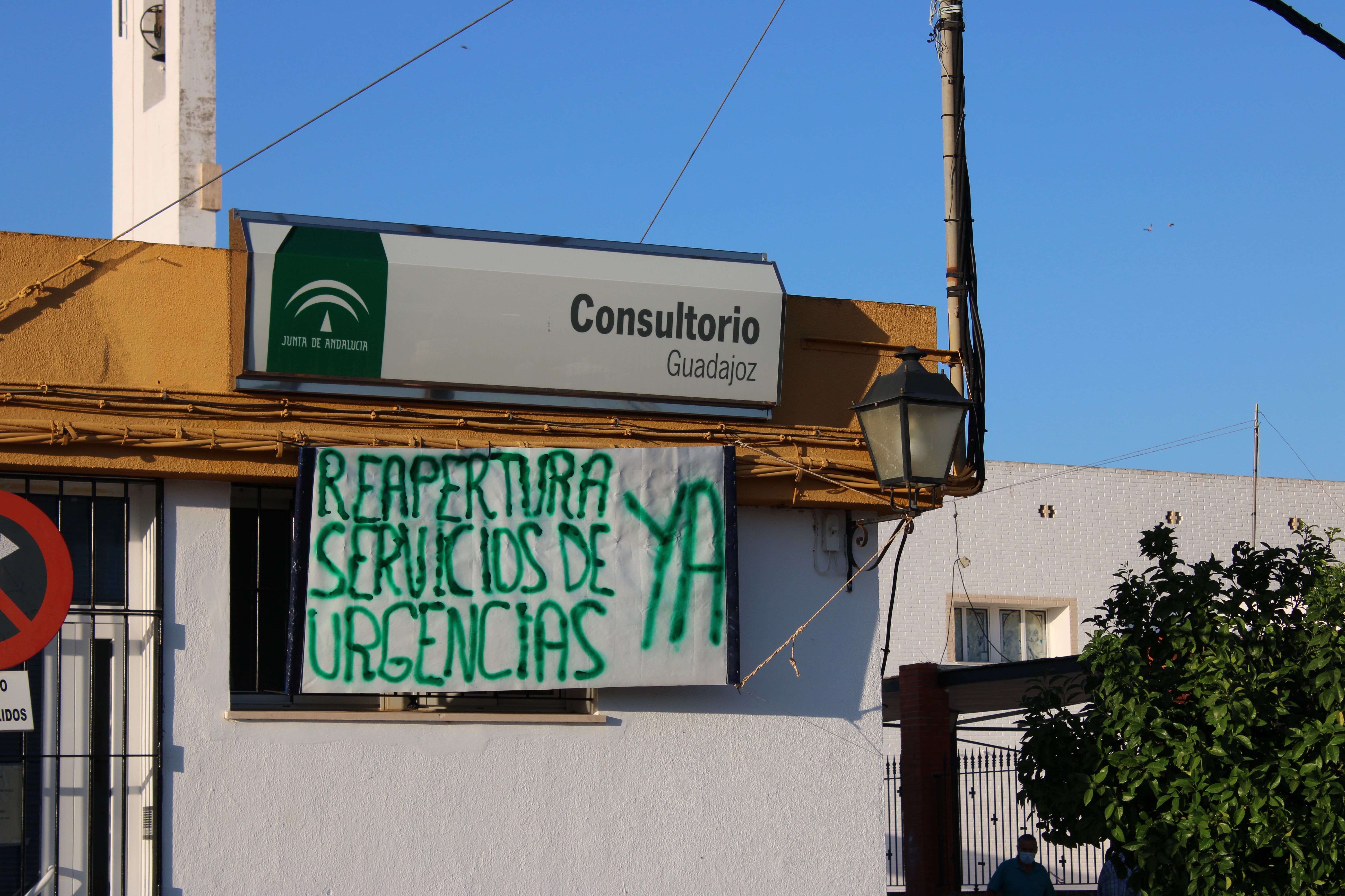 Foto manifestación ante el consultorio, Guadajoz, Carmona
