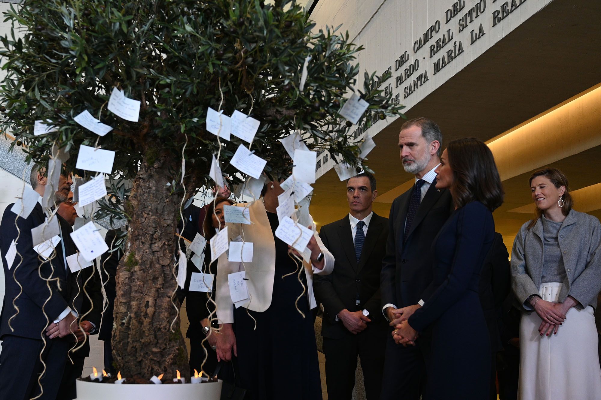 Los Reyes y Pedro Sánchez, ante el árbol con escritos dejados por los asistentes a uno de los actos sobre el 11-M.