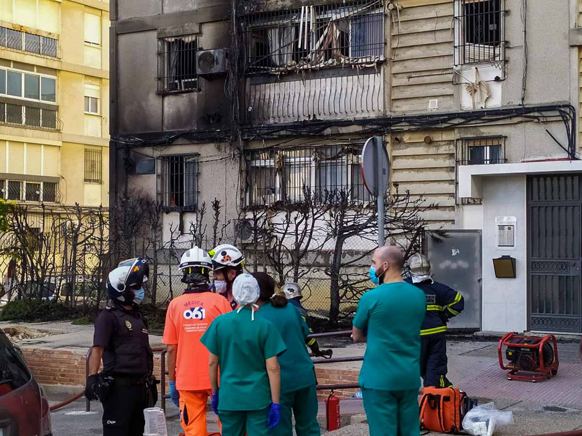 Policías, bomberos y sanitarios, en el lugar del incendio de Las Torres. FOTO: lavozdelsur.es