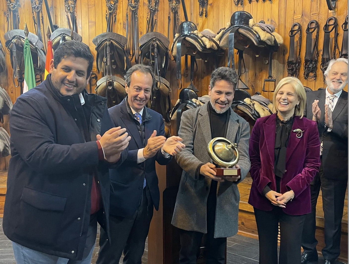 David DeMaría con el catite de bronce en el acto celebrado en el guadarnés de la Real Escuela. David DeMaría con el catite de bronce en el acto celebrado en el guadarnés de la Real Escuela.