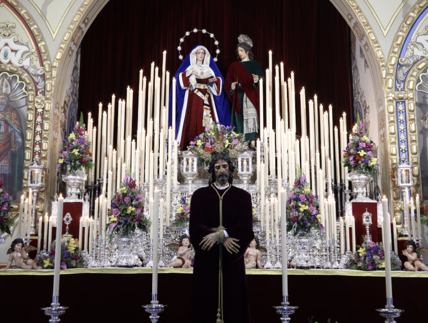 Ceremonia de veneración de Jesús Cautivo de la Hermandad de Santa Genoveva.
