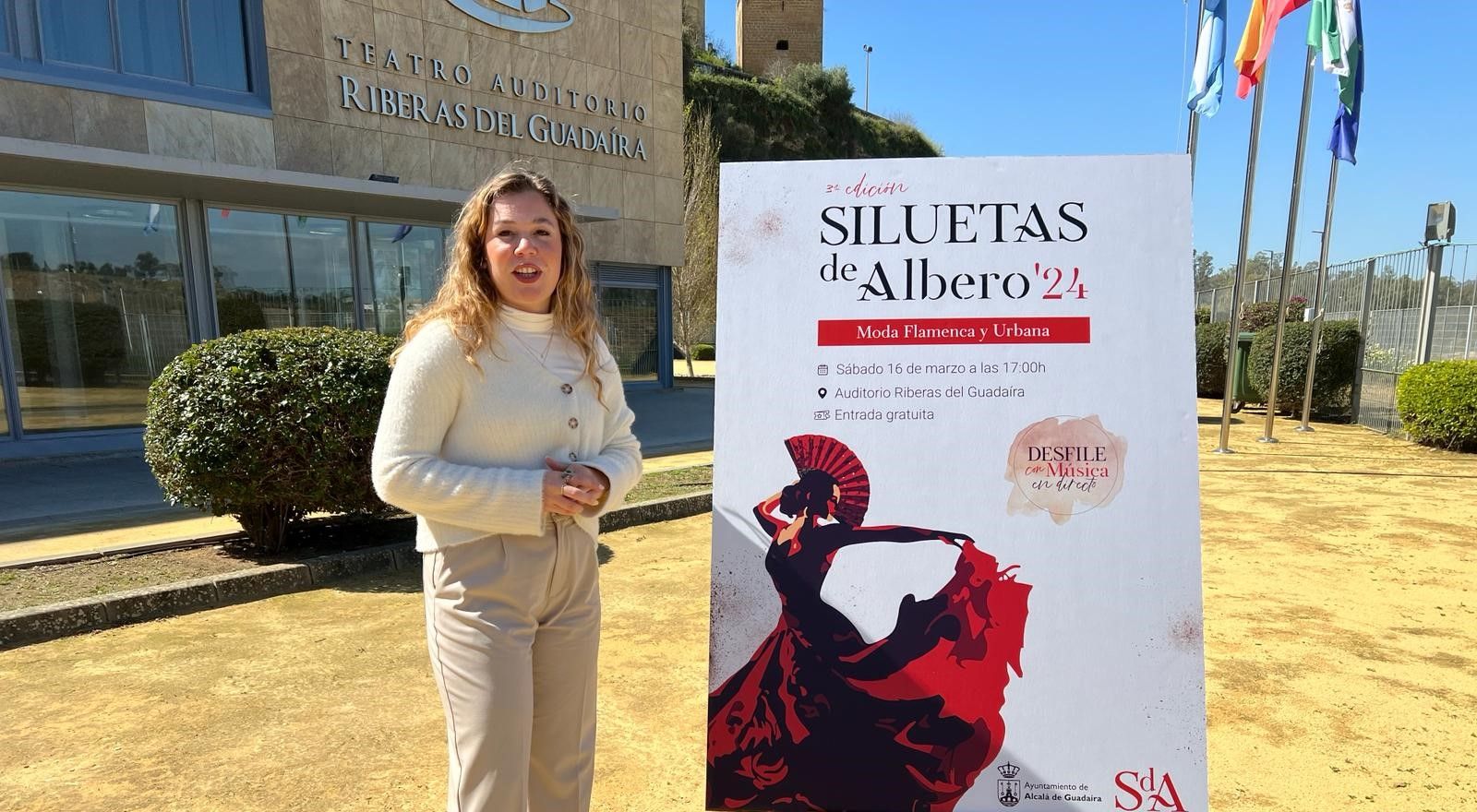 Lo mejor de la moda flamenca y urbana en Alcalá de Guadaíra. Paula Fuster junto al cartel del evento. 