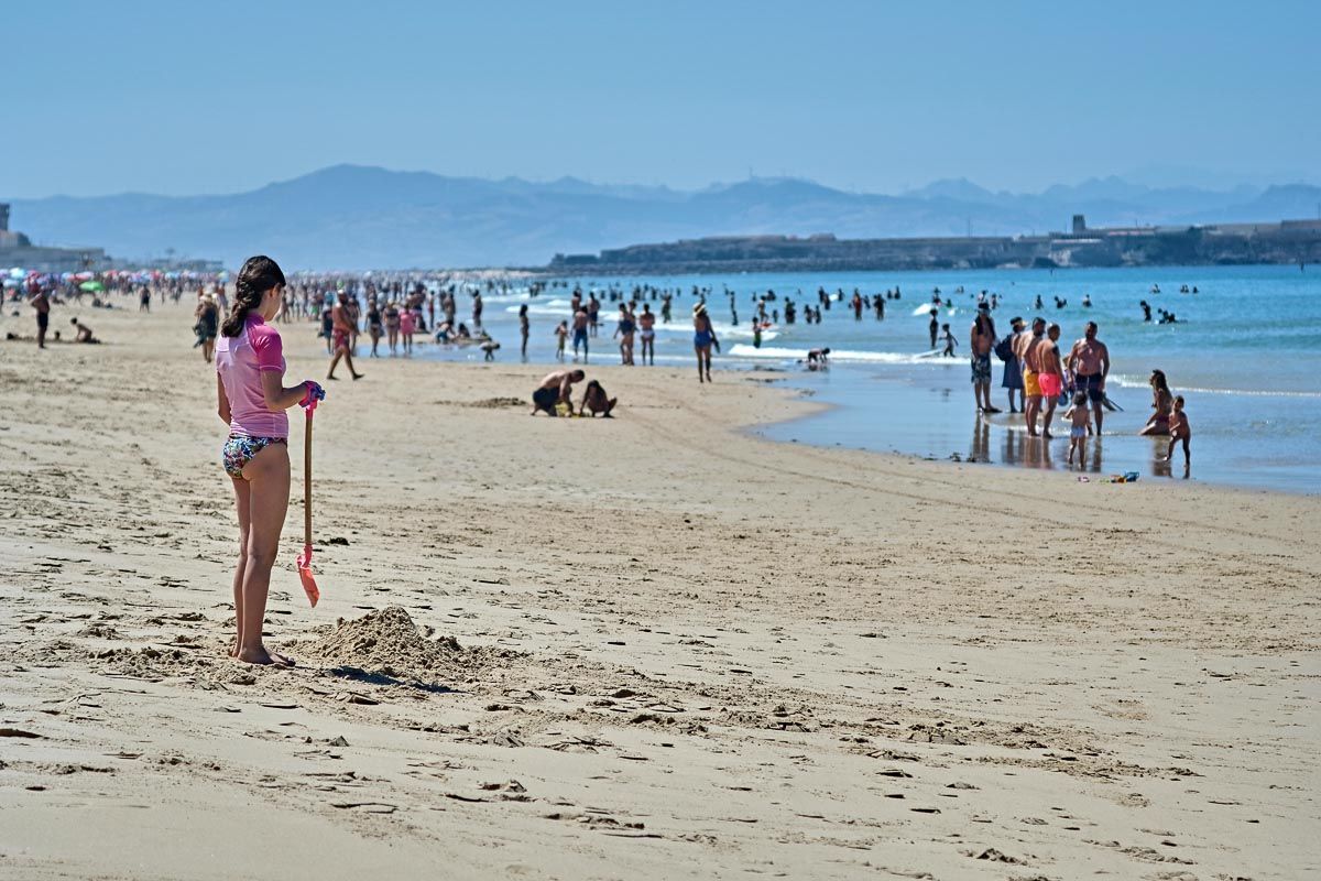 Un día en la playa de Los Lances en junio. FOTO: JOSÉ LUIS TIRADO (joseluistirado.es)