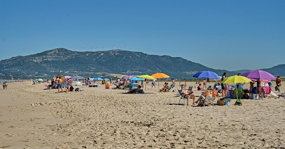 Bañistas en la playa de Los Lances de Tarifa. FOTO: JOSÉ LUIS TIRADO (joseluistirado.es)