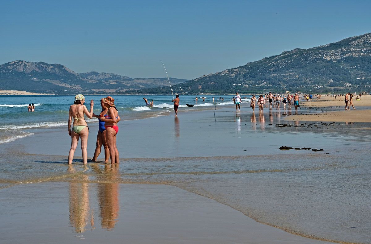 Bañistas, en la playa de Los Lances de Tarifa. FOTO: JOSÉ LUIS TIRADO (joseluistirado.es)