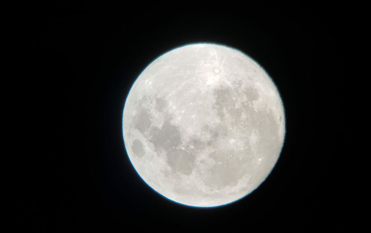 Fotografía de la Luna realizada con una cámara móvil conectada a un telescopio. FOTO: J.A. FERNÁNDEZ