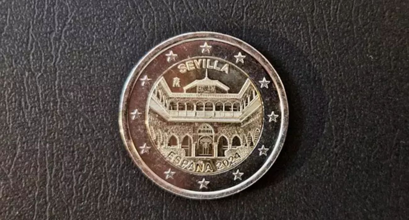 Moneda de dos euros dedicada al Sevilla, con la representación del Patio de las Doncellas del Alcázar.