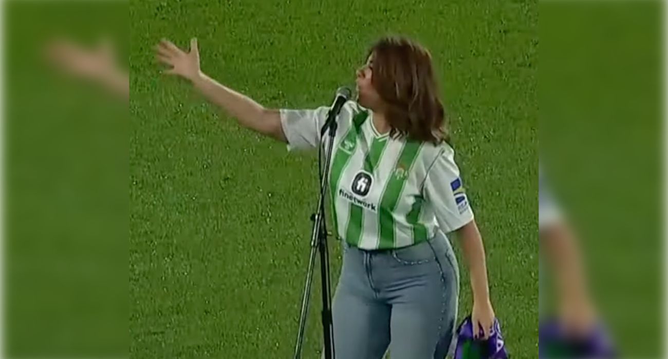 Davinia Jaén, cantando en el campo del Betis.