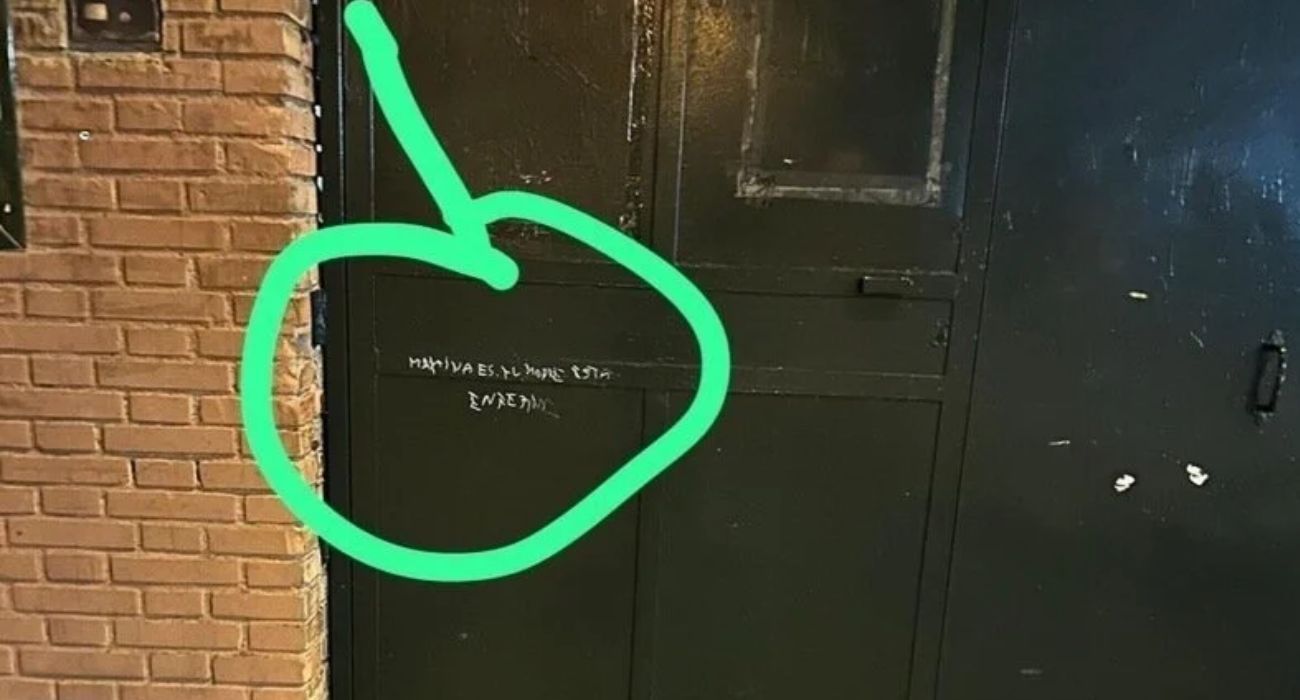 Pintada en la puerta del colegio contra la menor que está sufriendo acoso escolar.